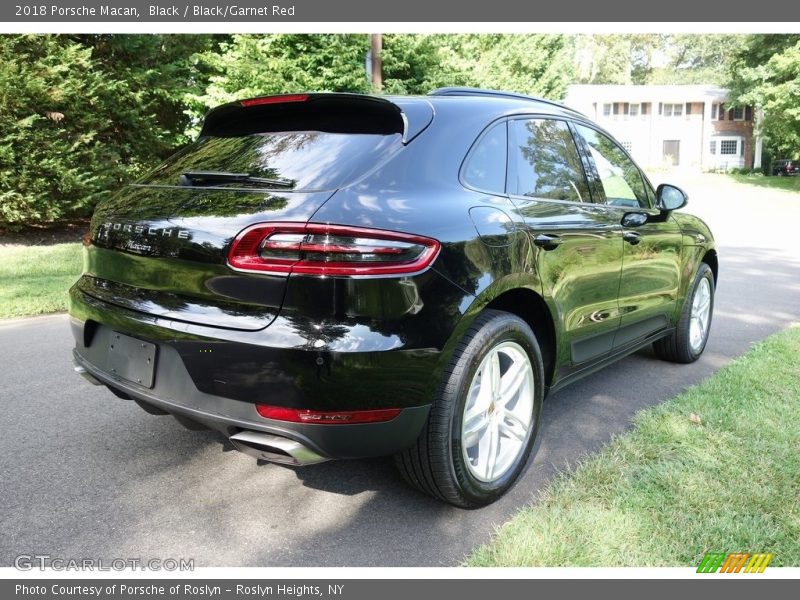 Black / Black/Garnet Red 2018 Porsche Macan