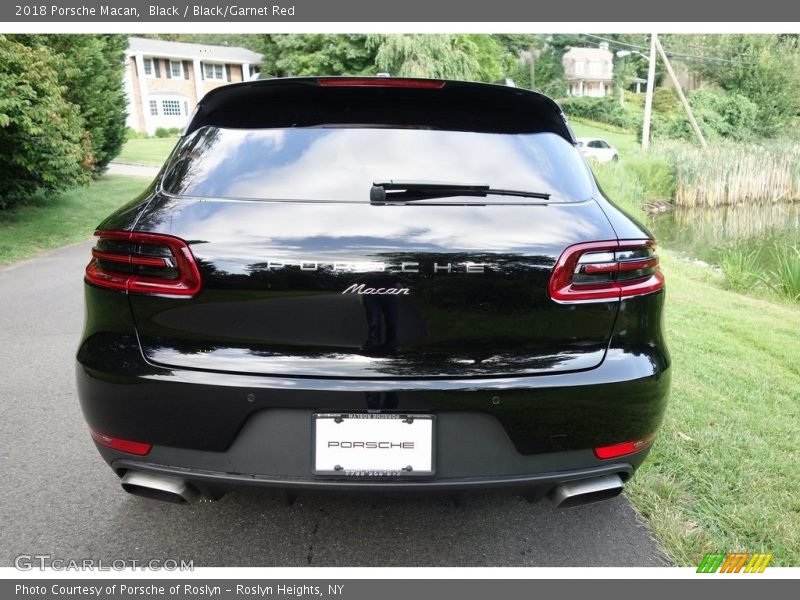 Black / Black/Garnet Red 2018 Porsche Macan