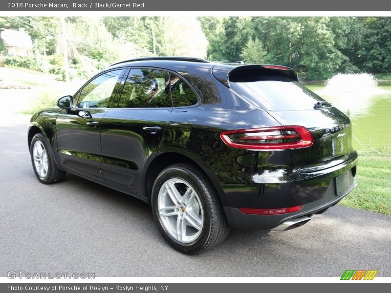 Black / Black/Garnet Red 2018 Porsche Macan