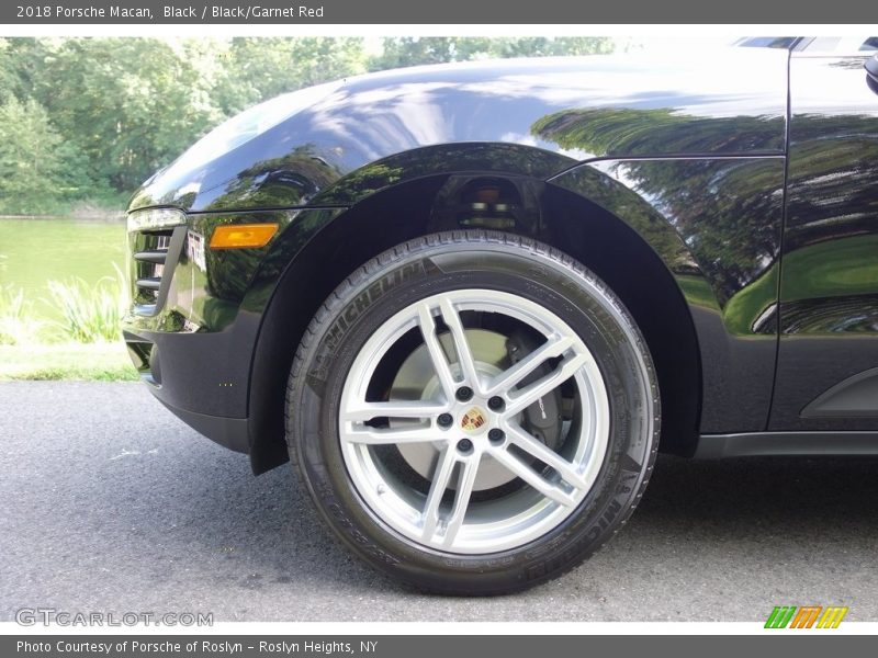 Black / Black/Garnet Red 2018 Porsche Macan