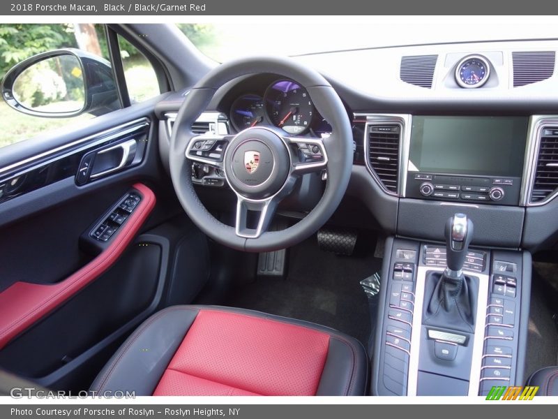 Black / Black/Garnet Red 2018 Porsche Macan