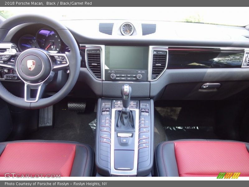 Black / Black/Garnet Red 2018 Porsche Macan