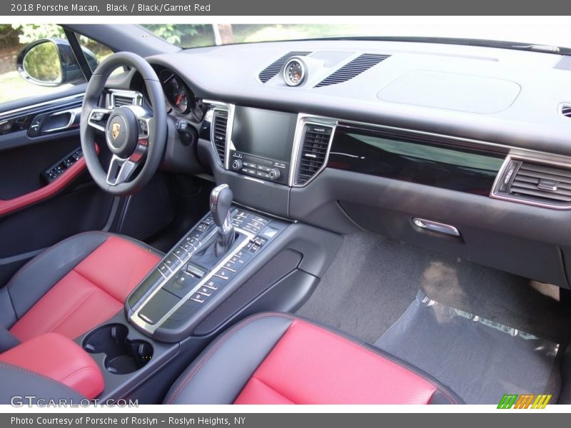 Black / Black/Garnet Red 2018 Porsche Macan