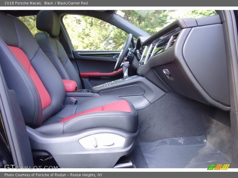 Black / Black/Garnet Red 2018 Porsche Macan