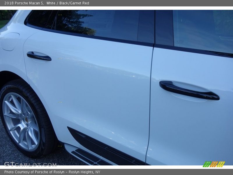 White / Black/Garnet Red 2018 Porsche Macan S