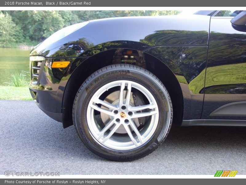 Black / Black/Garnet Red 2018 Porsche Macan