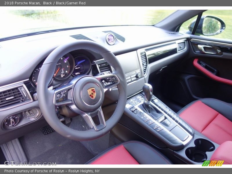 Black / Black/Garnet Red 2018 Porsche Macan