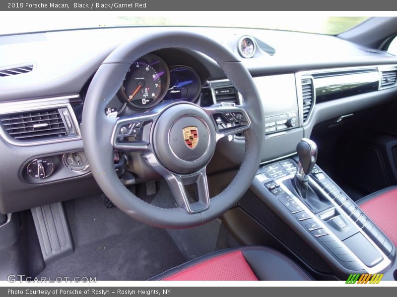 Black / Black/Garnet Red 2018 Porsche Macan