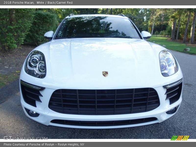 White / Black/Garnet Red 2018 Porsche Macan
