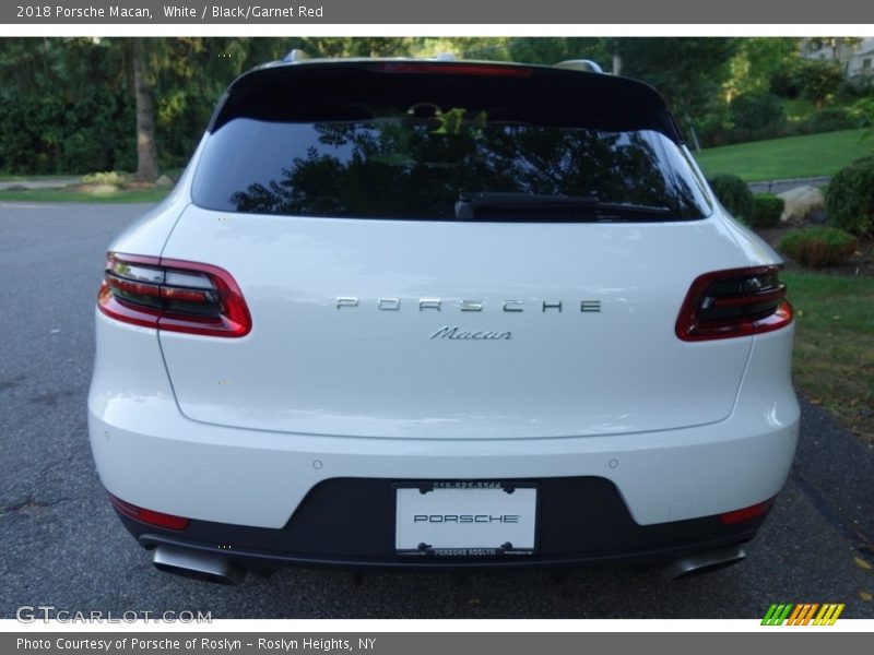 White / Black/Garnet Red 2018 Porsche Macan