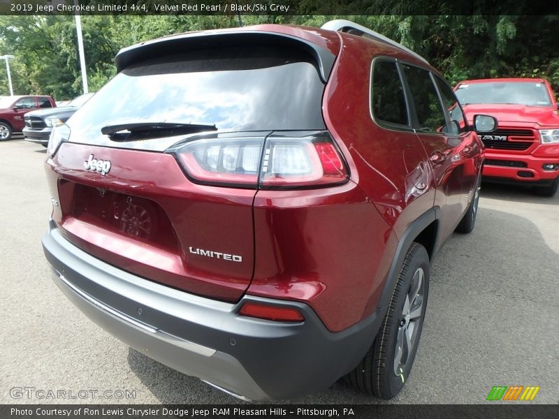 Velvet Red Pearl / Black/Ski Grey 2019 Jeep Cherokee Limited 4x4