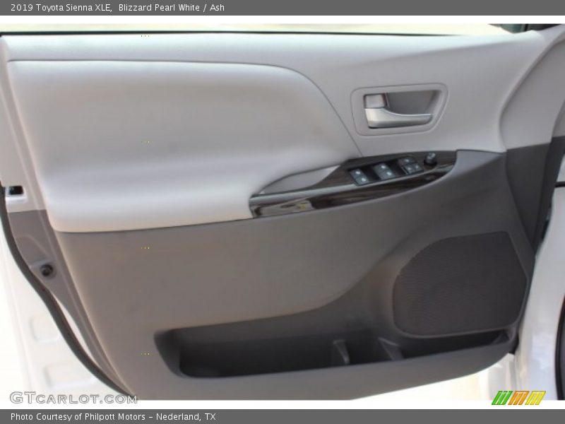 Blizzard Pearl White / Ash 2019 Toyota Sienna XLE