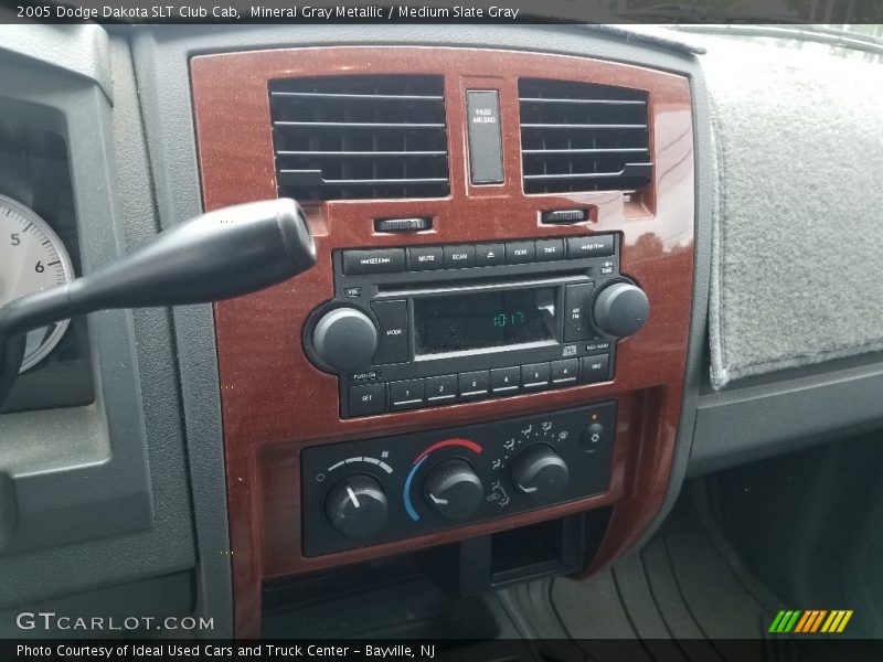Mineral Gray Metallic / Medium Slate Gray 2005 Dodge Dakota SLT Club Cab