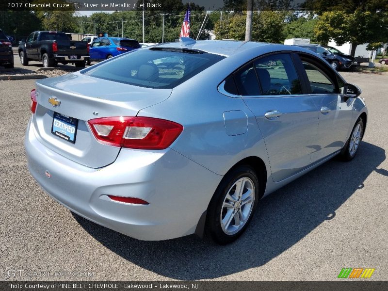 Silver Ice Metallic / Jet Black 2017 Chevrolet Cruze LT