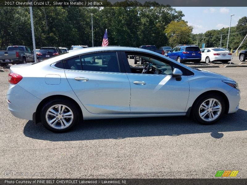 Silver Ice Metallic / Jet Black 2017 Chevrolet Cruze LT