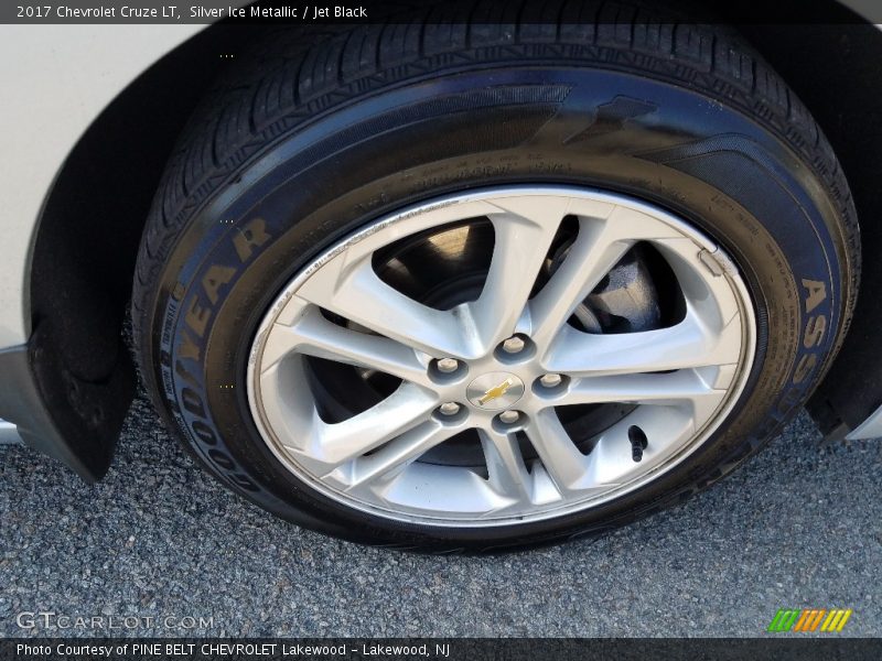Silver Ice Metallic / Jet Black 2017 Chevrolet Cruze LT