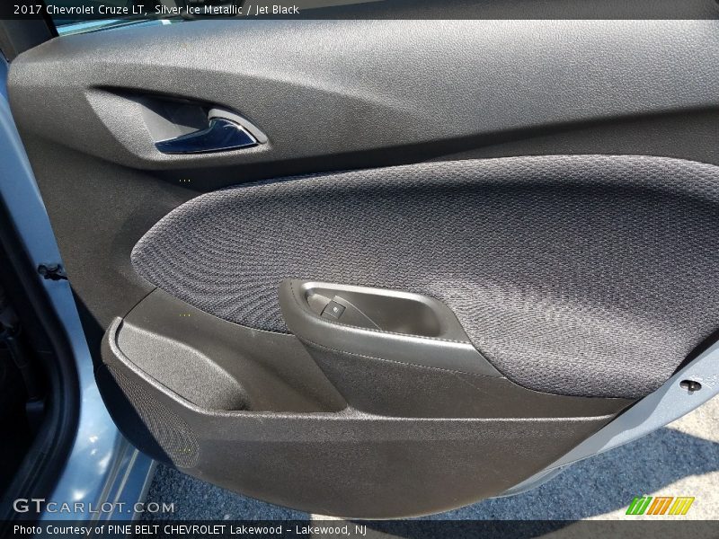 Silver Ice Metallic / Jet Black 2017 Chevrolet Cruze LT