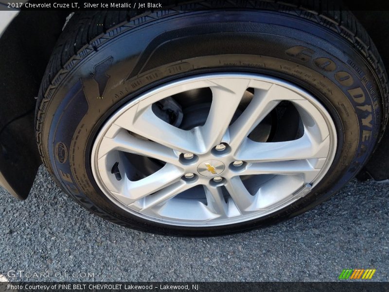 Silver Ice Metallic / Jet Black 2017 Chevrolet Cruze LT