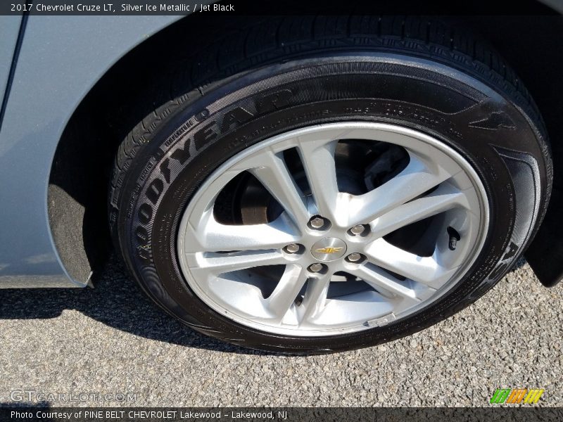 Silver Ice Metallic / Jet Black 2017 Chevrolet Cruze LT