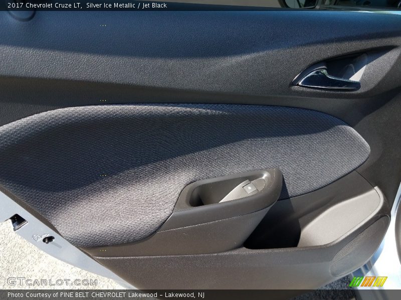 Silver Ice Metallic / Jet Black 2017 Chevrolet Cruze LT