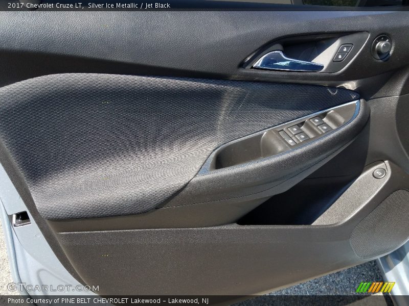 Silver Ice Metallic / Jet Black 2017 Chevrolet Cruze LT