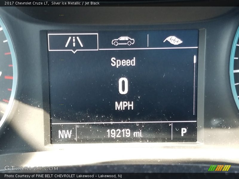 Silver Ice Metallic / Jet Black 2017 Chevrolet Cruze LT