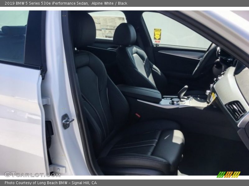 Alpine White / Black 2019 BMW 5 Series 530e iPerformance Sedan