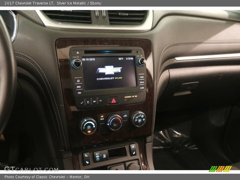 Silver Ice Metallic / Ebony 2017 Chevrolet Traverse LT
