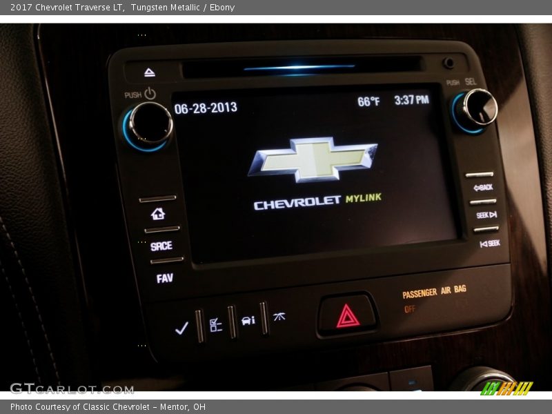 Tungsten Metallic / Ebony 2017 Chevrolet Traverse LT