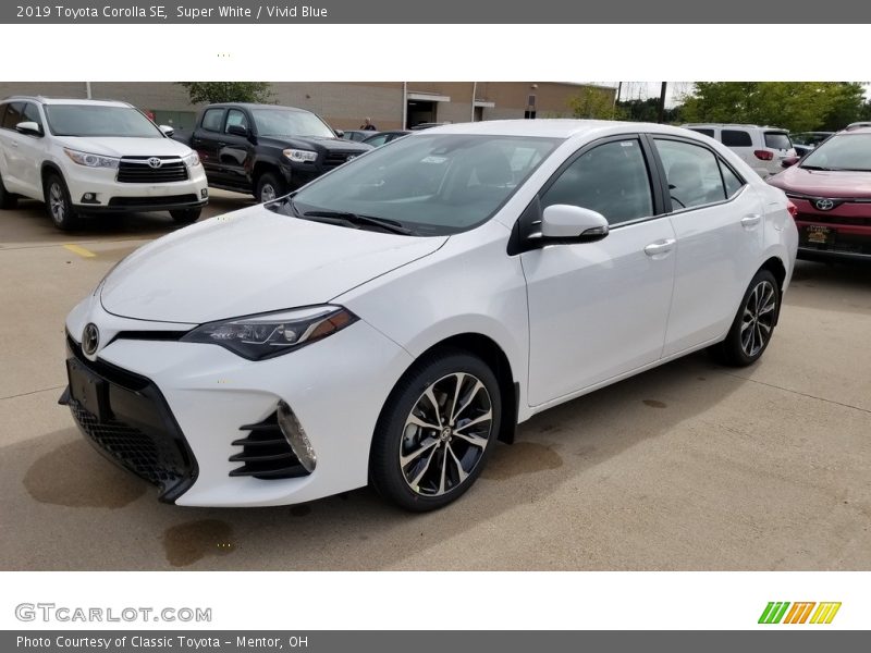 Front 3/4 View of 2019 Corolla SE