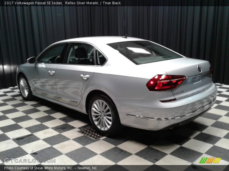 Reflex Silver Metallic / Titan Black 2017 Volkswagen Passat SE Sedan