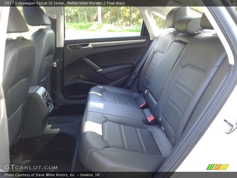 Reflex Silver Metallic / Titan Black 2017 Volkswagen Passat SE Sedan