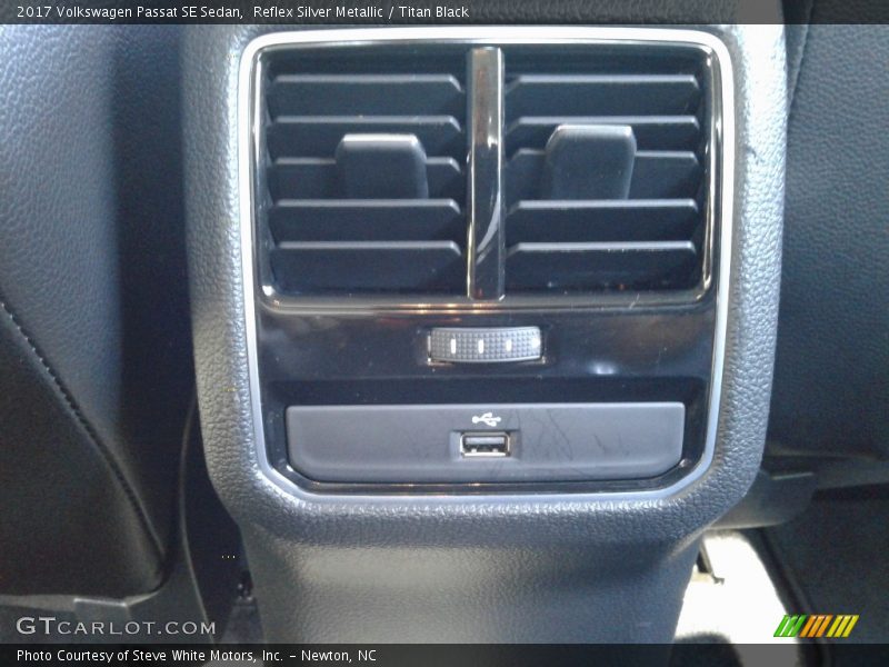 Reflex Silver Metallic / Titan Black 2017 Volkswagen Passat SE Sedan