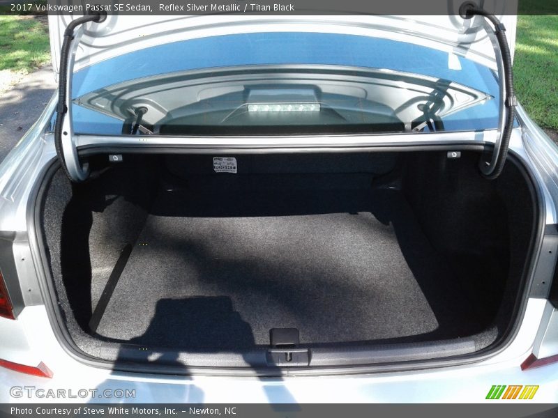 Reflex Silver Metallic / Titan Black 2017 Volkswagen Passat SE Sedan