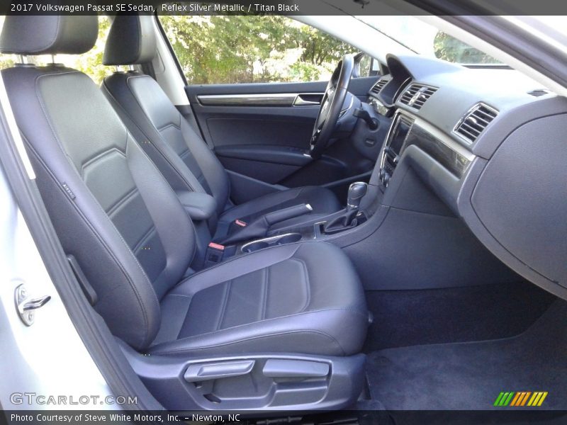 Reflex Silver Metallic / Titan Black 2017 Volkswagen Passat SE Sedan