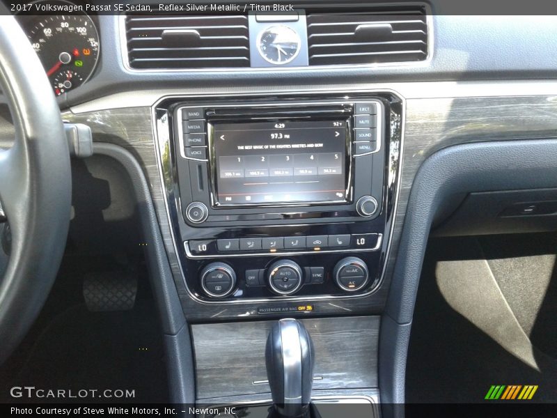 Reflex Silver Metallic / Titan Black 2017 Volkswagen Passat SE Sedan