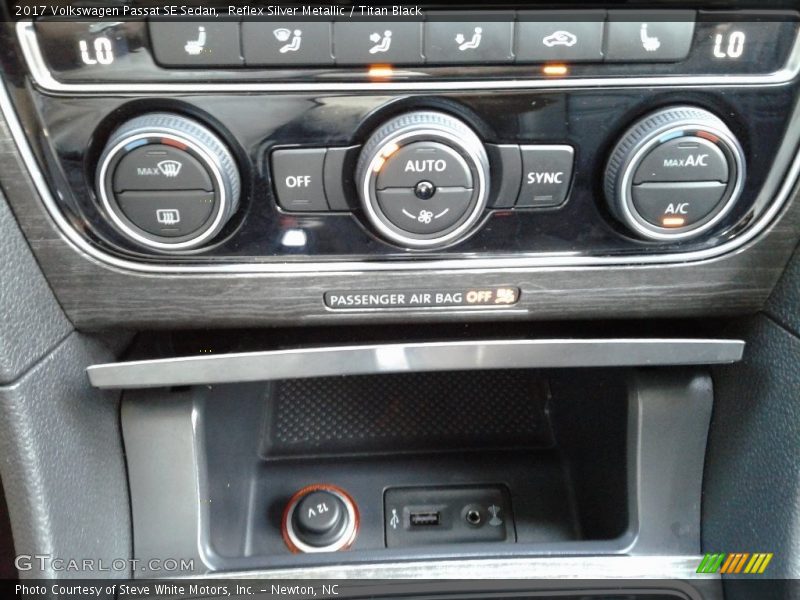 Reflex Silver Metallic / Titan Black 2017 Volkswagen Passat SE Sedan