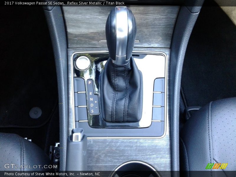 Reflex Silver Metallic / Titan Black 2017 Volkswagen Passat SE Sedan