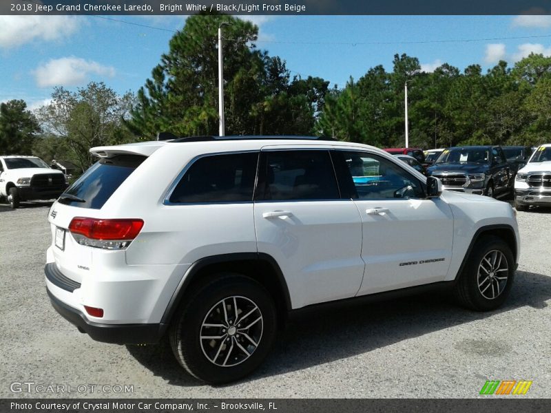 Bright White / Black/Light Frost Beige 2018 Jeep Grand Cherokee Laredo