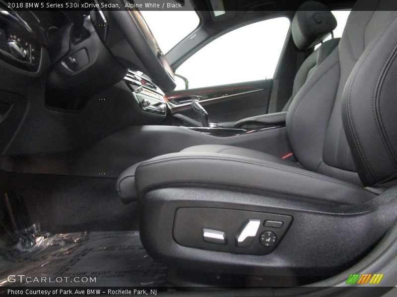 Alpine White / Black 2018 BMW 5 Series 530i xDrive Sedan