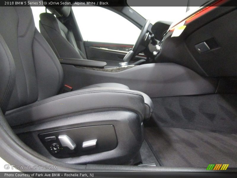 Alpine White / Black 2018 BMW 5 Series 530i xDrive Sedan