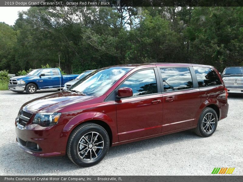 Front 3/4 View of 2019 Grand Caravan SXT