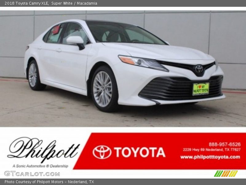 Super White / Macadamia 2018 Toyota Camry XLE