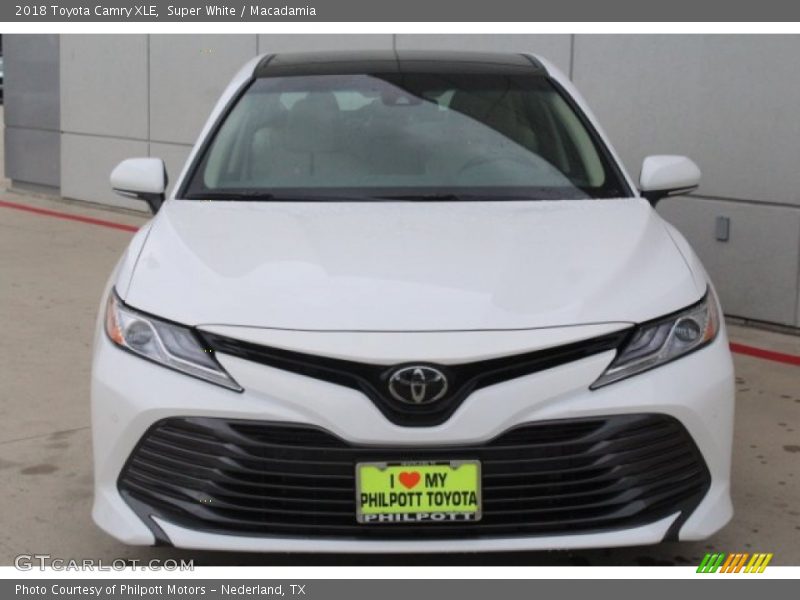 Super White / Macadamia 2018 Toyota Camry XLE