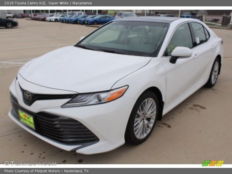 Super White / Macadamia 2018 Toyota Camry XLE