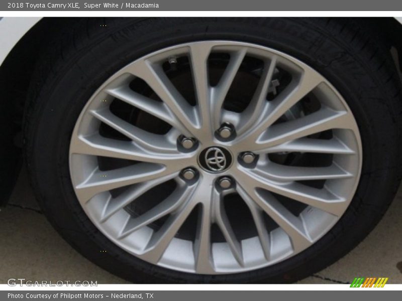 Super White / Macadamia 2018 Toyota Camry XLE