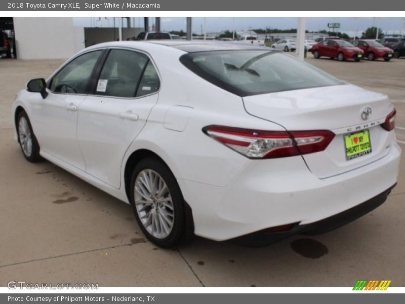 Super White / Macadamia 2018 Toyota Camry XLE