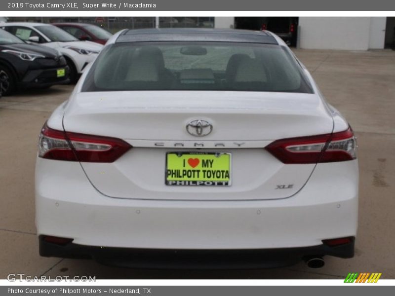 Super White / Macadamia 2018 Toyota Camry XLE