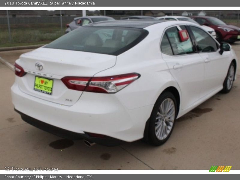 Super White / Macadamia 2018 Toyota Camry XLE