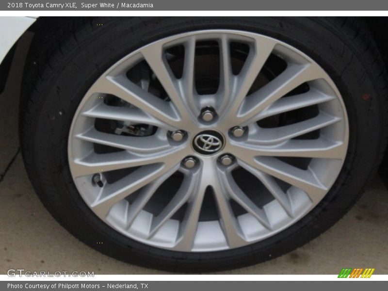 Super White / Macadamia 2018 Toyota Camry XLE